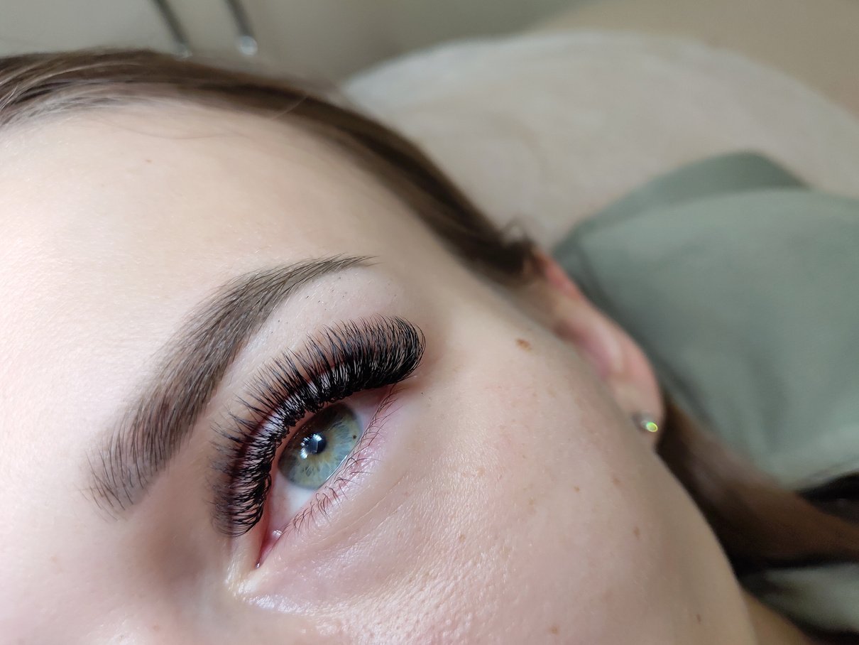 Lash Extensions in Beauty Salon